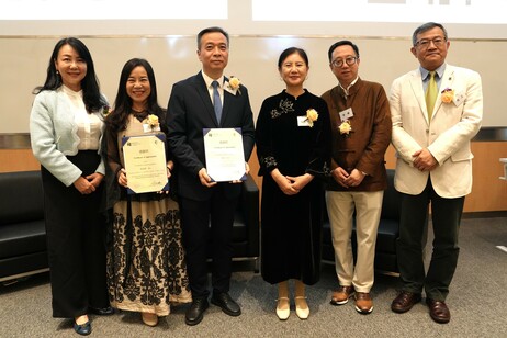 一众嘉宾合影留念，左起：盖会霞女士、凌友诗博士、冯燊均国学基金会主席鲍俊萍院士、李辉教授、国学中心执行联席总监周立先生