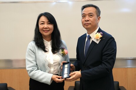 协理副校长（内地协作及发展）盖会霞女士（左）代表国学中心向康震教授致赠纪念品