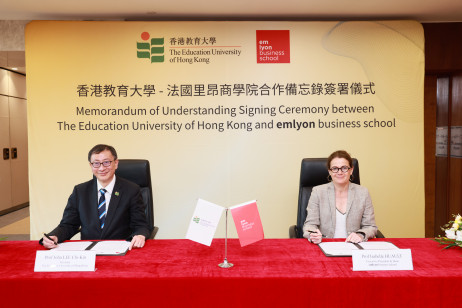 教大校長李子建教授與法國里昂商學院校長 Isabelle Huault 教授代表兩校簽署備忘錄