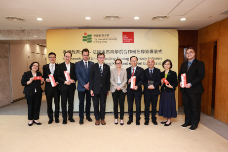 教大代表接受法國里昂商學院致送的紀念品