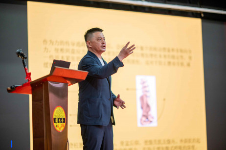 Professor Li Yingkui, doctoral supervisor at Beijing Sport University and recipient of the National Sports Honor Award, delivers his speech at the symposium