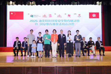 李慧琼教授（右四）及周一鸣处长（右三）颁发奖座予幼稚园亲子组填色比赛、初小组标语创作比赛、高小组一分钟短讲比赛、中学以及教师、家长及大专组数码摄影比赛冠军得奖者