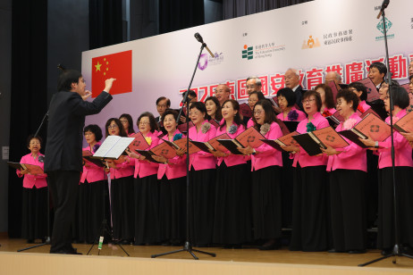 退休校长合唱团表演