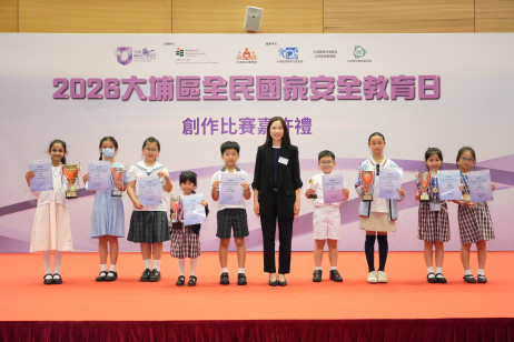 大埔民政事务专员钟慧婷女士为「齐讲生态 共护家国」演讲比赛初小组得奖者颁奖