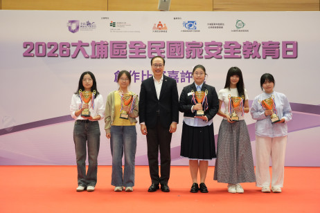 教大副校长（研究与发展）陈智轩教授为「舍堂公民教育－积极参与奖」获奖的教大学生颁奖