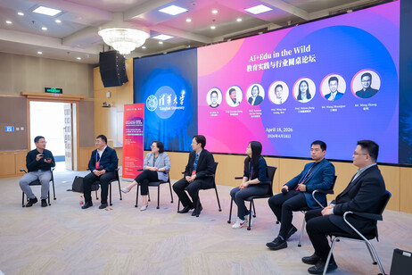 教大協理副校長（學術質素保證）楊少詩教授（左三）於圓桌論壇分享由教大研發的人工智能語言學習工具