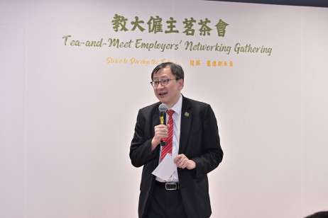 教大校长李子建教授出席雇主茗茶会致辞，感谢各界的支持，亦期望进一步加强大学与业界的交流，为年轻一代创造更多发展机会