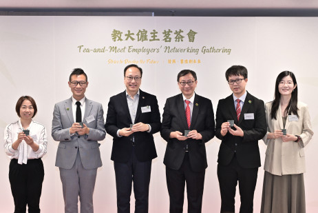 教大校长李子建教授（右三）、副校长（研究与发展）陈智轩教授（左三）、学生事务长杨志豪教授（右二），以及三位副学生事务长金晶博士（右一）、林丹博士（左一）及曹凯安先生（左二），皆一同敬茶