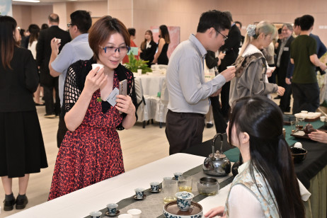 雇主及一众师生一同品尝茶品