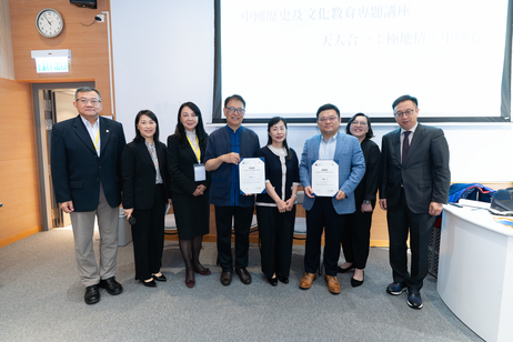 EdUHK senior management members: Professor May Cheng May-hung, Vice President (Academic) (4th from right); Professor Susanna Yeung Siu-sze, Associate Vice President (Academic Quality Assurance) (2nd from right); Ms Helen Gai Huixia, Associate Vice Preside