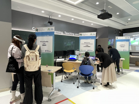 教學科技中心職員演示教學科技的創新應用