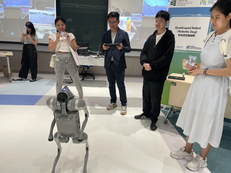 參與學生觀看機械狗展示