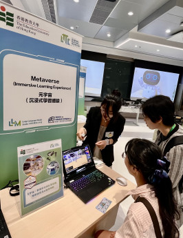 同學在指導下體驗元宇宙（沉浸式學習環境）