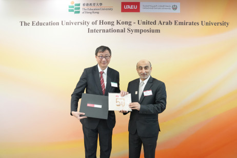 Professor Ahmed Ali Al Raeesi, Vice-Chancellor of UAEU (right), presents a souvenir to Professor John Lee Chi-Kin, President of EdUHK (left)