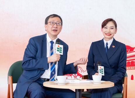 港區全國人大代表鄺美雲女士（右）與教大校長李子建教授（左）於圓桌論壇（一）進行分享
