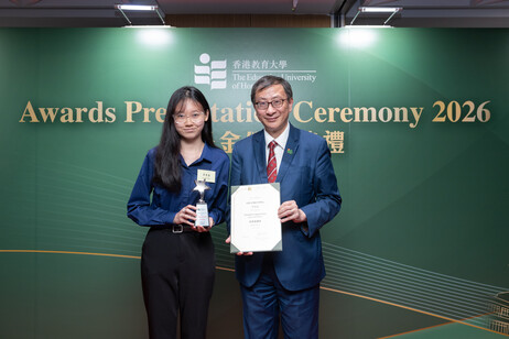 李子建教授頒發「校長表揚狀」文化與藝術獎予英國語文教育榮譽學士課程五年級學生李楚盈