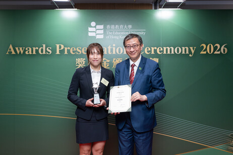 李子建教授頒發「校長表揚狀」體育獎予運動科學及教練榮譽理學士課程四年級學生李欣彤