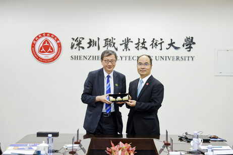 Prof John Lee Chi-Kin, President of EdUHK, exchanges souvenirs with President Xu Jianling of Shenzhen Polytechnic University