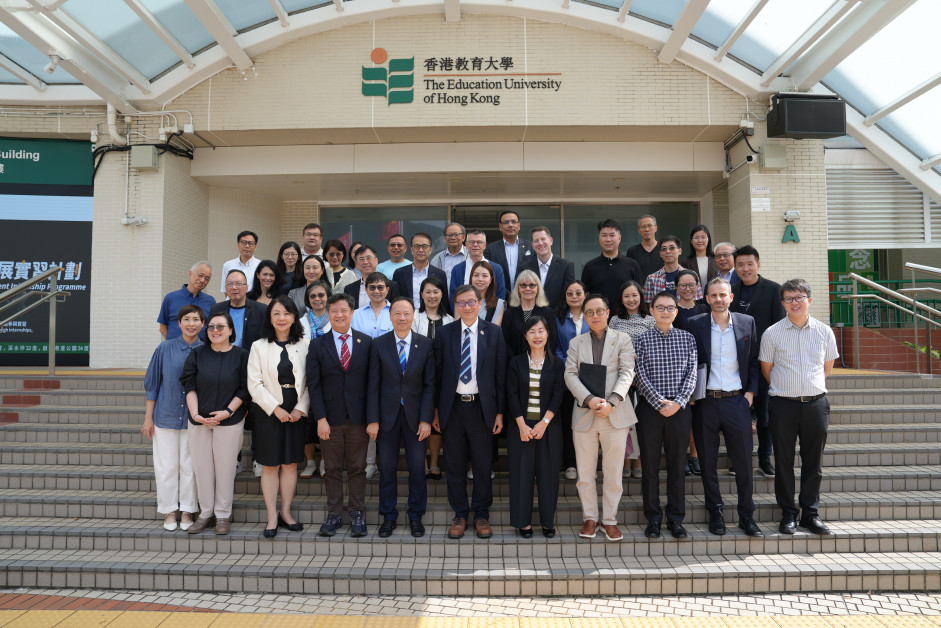 EdUHK senior management and faculty members celebrate the 10th anniversary of the University’s retitling with a group photo, marking this significant milestone