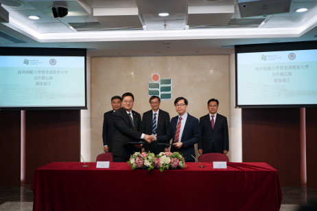 在教大管理层及山东省教育厅代表团的见证下，教大与曲阜师大续签合作备忘录右起：（后排）山东省教育厅厅长陈必昌先生、教大校长李子建教授、曲阜师范大学党委书记邢光先生           （前排）教大环球事务处署理处长李贵生教授及曲阜师大台港澳合作处处长申同武先生
