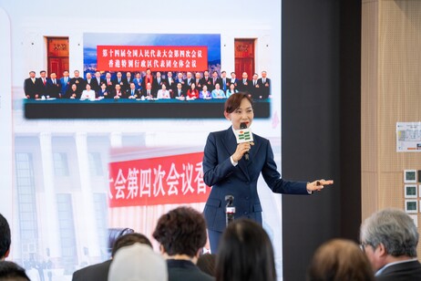 第十三屆、第十四屆全國人民代表大會代表、香港演藝界內地發展協進會執行會長、香港特區政府「愛國主義教育工作小組」委員鄺美雲女士進行主題演講