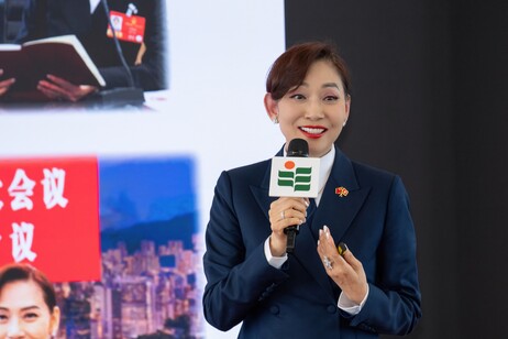 第十三屆、第十四屆全國人民代表大會代表、香港演藝界內地發展協進會執行會長、香港特區政府「愛國主義教育工作小組」委員鄺美雲女士進行主題演講