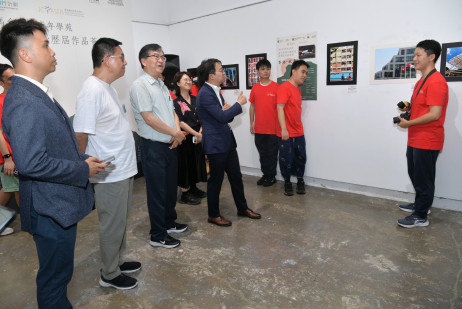 主礼嘉宾聆听学员讲解作品导赏