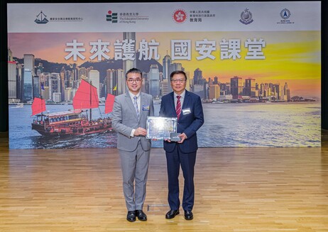 署理教育局局長施俊輝博士（左）向顧敏康教授（右）致送紀念品