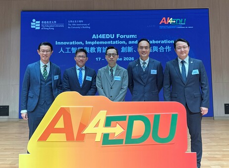 教大教学科技中心总监郑国城博士（中）主持AI4K-12校长论坛「数字转型时代的学校领导力」