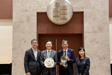 教大校长李子建教授（右二）、副校长（学术）郑美红教授（右一）、首尔教育大学校长Jang Shin Ho教授（左二）及副校长Kim Bang Chool教授（左一）互相致送纪念品