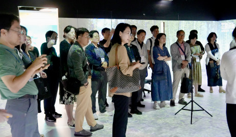首尔教育大学代表团参观教大图书馆及体验人工智能与科技强化教育设施