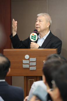 Professor Kong Siu-cheung, Director of the Artificial Intelligence and Digital Competency Education Centre (AIDCED) at EdUHK, expresses hope that the study will help to understand how AI is applied in schools 