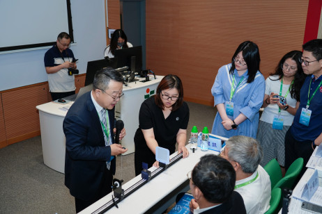 Demonstration of teaching aids and sharing session by Dr Li Ding at the GBA Science Education Forum