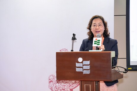 Ms To Kwan-kuen, Principal of Xianggang Putonghua Yanxishe Primary School of Science and Creativity, delivering a speech