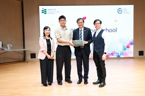 Presentation of souvenirs of President Professor John Lee Chi-Kin and Mr Zhang Zongyu of Peking University, with Vice President (Academic) Professor May Cheng May-hung and Acting Director of Global Affairs Professor Lee Kwai-sang