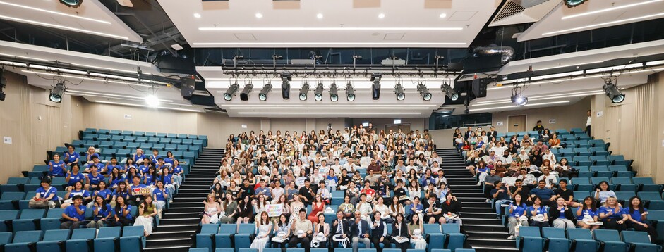 President Professor John Lee Chi-Kin; Vice President (Academic) Professor May Cheng May-hung; Acting Director of Global Affairs Professor Lee Kwai-sang; Dr Rashid Al Riyami of the United Arab Emirates University; Mr Zhang Zongyu of Peking University, take