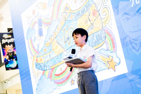 Award-winning students take turns to present the creative concepts behind their sneaker designs, sharing the stories of their characters and their personal interpretations of “inclusive”, demonstrating the creativity and courage of the younger generation 