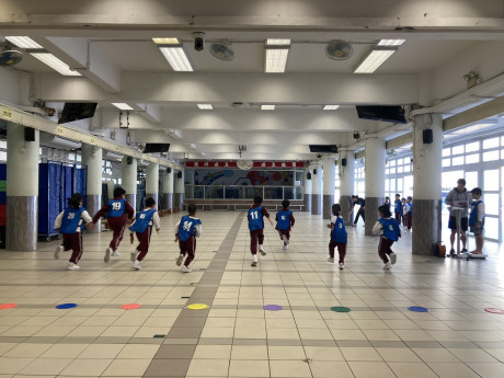 研究团队在本港七间小学招募儿童，参与儿童需佩戴监测腕表纪录活动量
