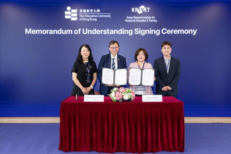 国际职业技术教育培训中心（香港）总监李子建教授（左二）与韩国职业教育与培训研究院院长高惠元博士（右二）签署合作备忘录，由盖会霞女士（左一）及Park Dong Jin博士（右一）见证