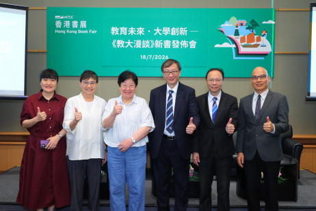 教大校長李子建教授（右三）、校董會司庫凌潔心女士（左三）、副校長（行政）方永豪博士（右二）、助理副校長（研究）谷明月教授（左一）、健康與體育學系系主任夏秀禎教授（左二）及中國語言學系系主任陳偉強教授（右一）出席「人才培養與價值觀教育」主題對談