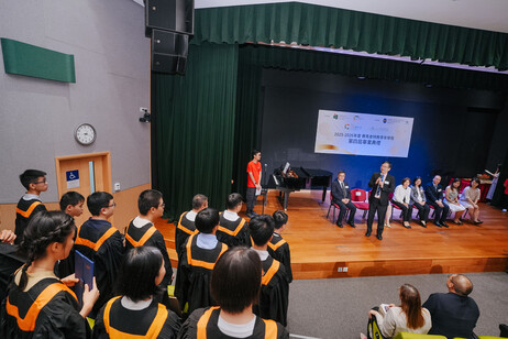 特殊需要與融合教育研究所執行所長及學苑總監冼權鋒教授向各位畢業學員宣告：「你們已正式完成學業，畢業了！」