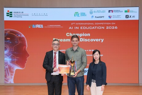 Professor May Cheng May-hung (first right) and Professor Xu Guandong (first left) present the awards to the winning team