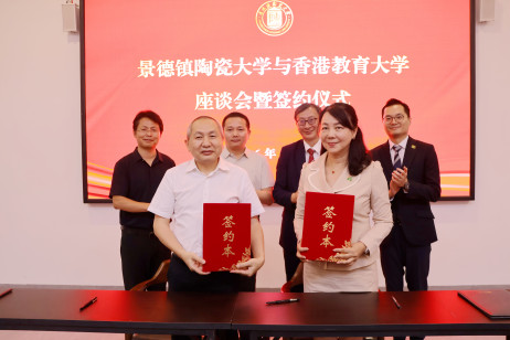 陶大副校长黄勇教授（前排左）与教大协理副校长（内地协作及发展）兼传讯及协作处长盖会霞女士分别代表两校签署合作备忘录
