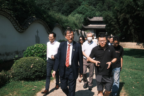 景德镇陶瓷大学古陶瓷研究所研究员李锦伟老师（前排右）为教大师生介绍研究所的发展及古陶瓷研究工作