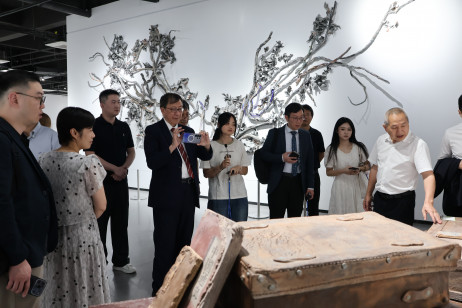 教大师生在景德镇陶瓷大学观赏国际陶瓷艺术双年展，深入了解当代陶瓷艺术的创作与发展