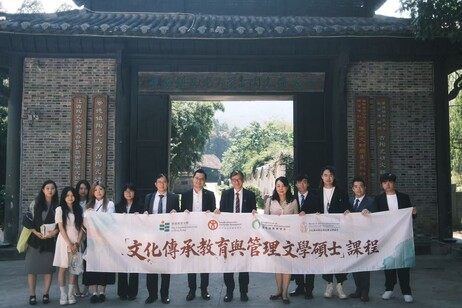 教大代表团参观景德镇陶瓷大学古陶瓷研究所