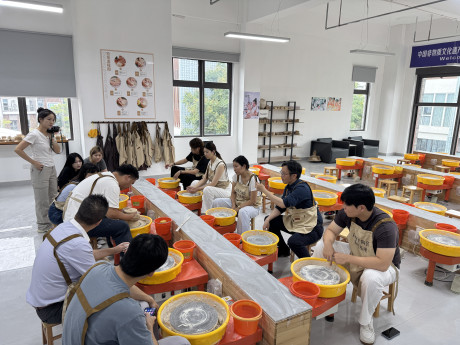 教大学生在景德镇体验制陶过程