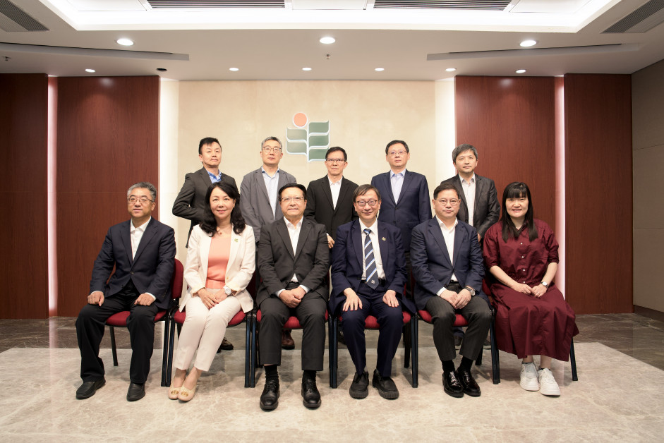 大文集團高層代表團於8月28日到訪教大。大文集團董事長兼香港文匯報社社長、大公報社社長李大宏先生（前排左三）、教大校長李子建教授（前排右三）、大文集團副董事長兼總編輯張國義先生（前排右二）、大文集團副董事長兼總經理鄭勇男先生（前排左一）、教大協理副校長（內地協作及發展）兼傳訊及協作處長蓋會霞女士（前排左二）、教大助理副校長（研究）谷明月教授（前排右一）。後排左起：大文集團編委辦主任趙鵬飛先生、大文集團全媒體新聞中心總編輯閆修彥先生、《大公報》總編輯于世俊先生、《文匯報》總編輯黃曉敏先生、《香港仔》總編輯林