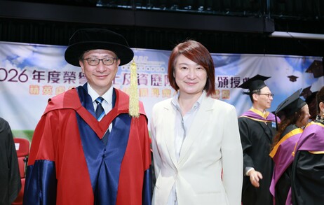 香港特区立法会主席、教大荣誉教授李慧琼教授（右）亦以颁奖嘉宾身份出席，并向李子建教授道贺