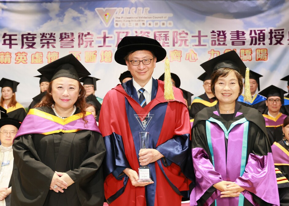 李子建教授（中）获教育局局长蔡若莲博士（右）和香港工业专业评审局主席梁励女士（左）颁发香港工业专业评审局「杰出成就奖」